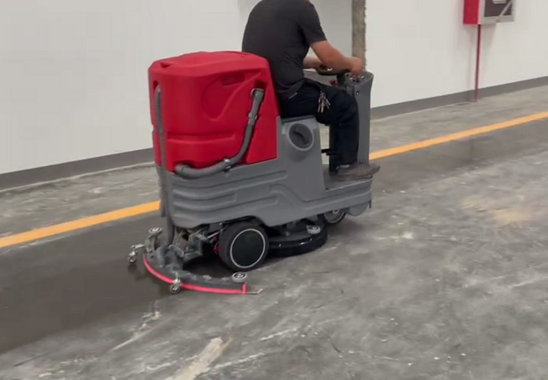 發(fā)電機公司選購駕駛式洗地機GX5