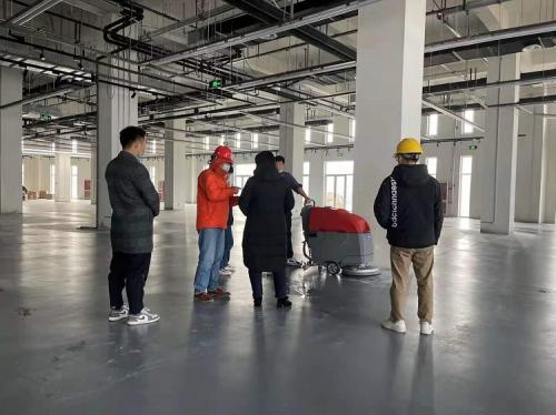 加工倉儲公司選擇洗地機、工業(yè)吸塵器等清潔設(shè)備